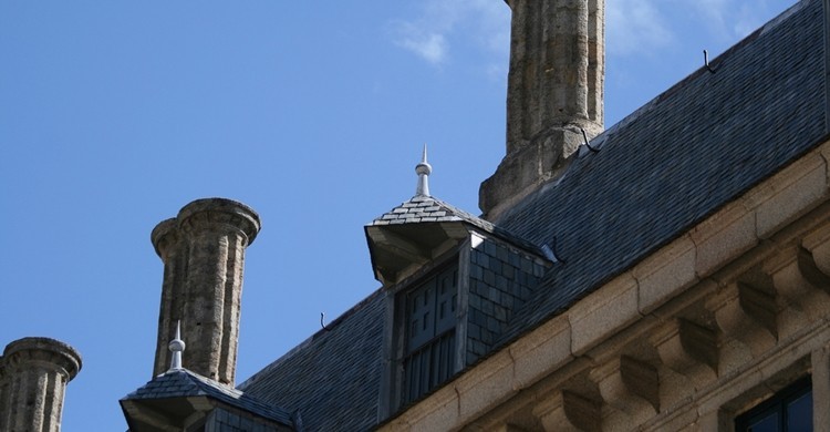 Imagen de una de las ventanas y torres que coronan los techos de parte del monasterio. Contando Estrelas (Flickr).