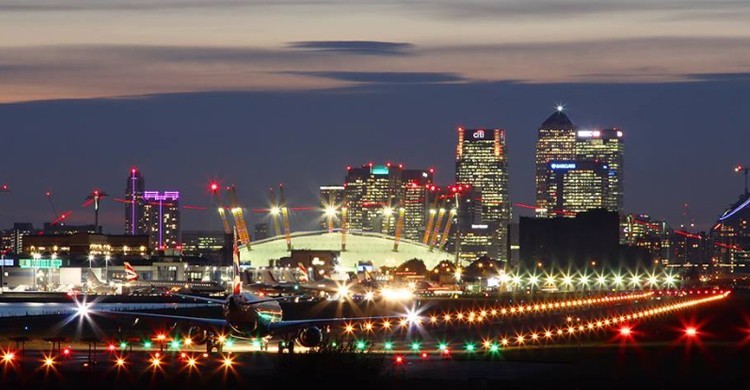 London City Airport con Canary Wharf y el O2 Arena de fondo
