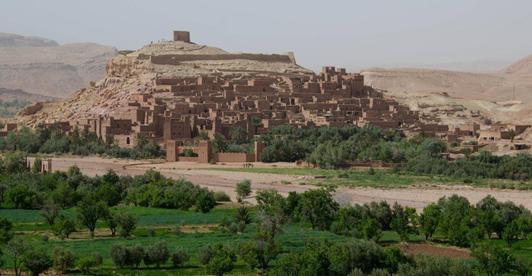 Vista general de Ait Ben Haddou, rodeado de verde, uno de los pueblos más bonitos cerca de Marrakech. Xiquinho Silva (Flickr)