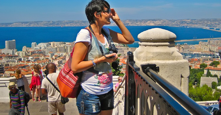 Una turista admira las vistas de Marsella (iStock)