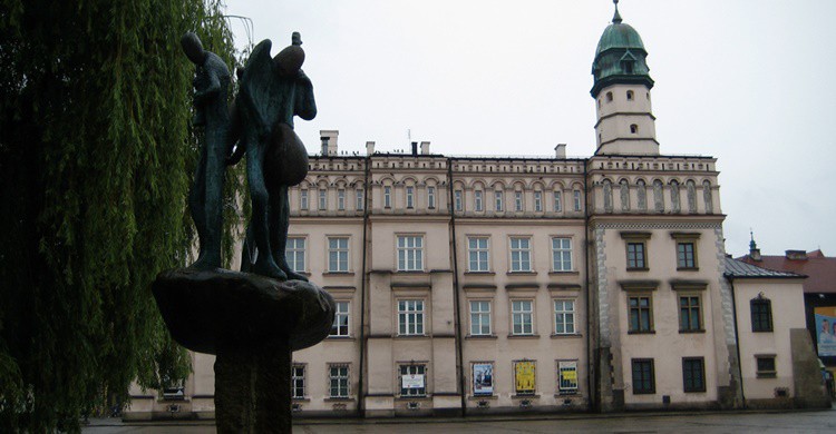 Plaza de Wolnica con la estatua de los tres músicos y el antiguo Ayuntamiento al fondo. Börkur Sigurbjörnsson (Flickr)