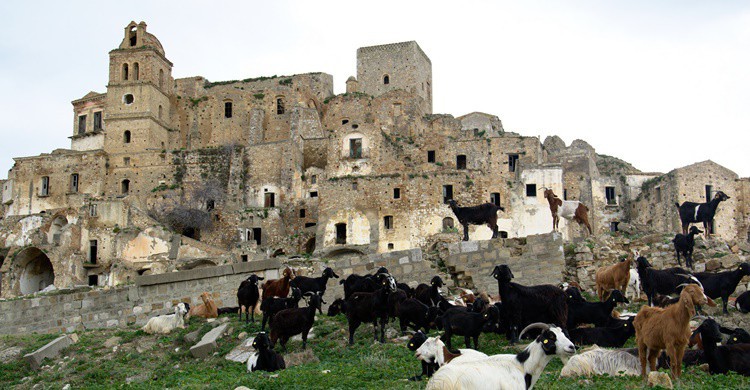 Vista parcial del casco histórico abandonado de Craco. Francesco Cirigliano (Flickr)