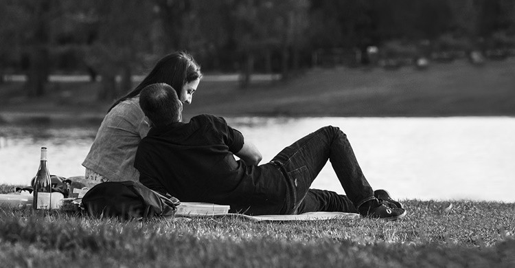 Pareja haciendo un picnic. Vincent Anderlucci (Flickr)