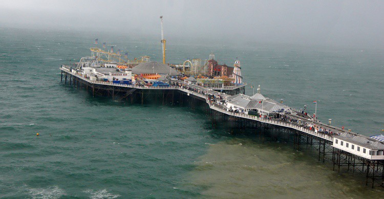 Muelle de Brighton con su pequeño parque de atracciones. Chris Sampson (Flickr)