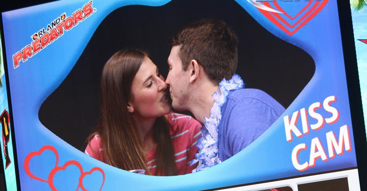 La famosa 'kiss cam' de los estadios de EEUU, que 'obliga' a las parejas a besarse. 143d ESC (Flickr)