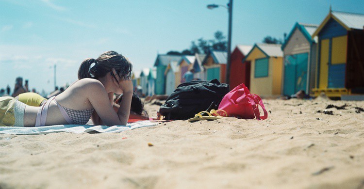 Chica en la playa de Brighton. Reinis Traidas (Flickr)