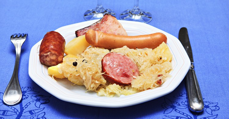 Salchichas, codillo y sauerkraut son algunos de los platos típicos alemanes (iStock)