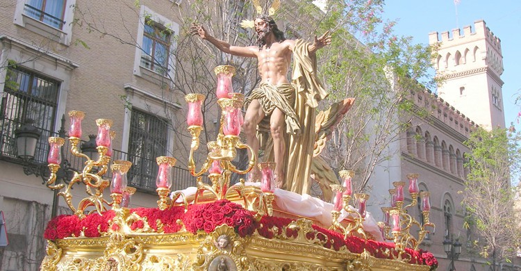 Imagen del paso que representa a Cristo Resucitado de la Hermandad de la Resurrección (huidadelmundanalruido.zoomblog.com)