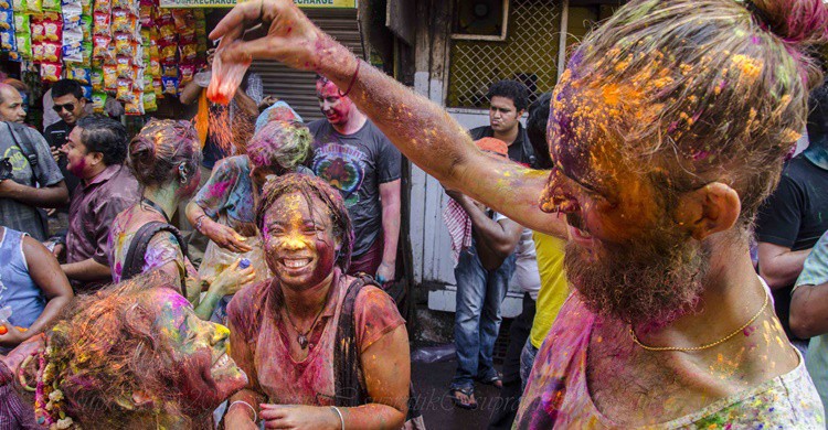 Varios jóvenes celebran el Holi en India. supratik chakraborty (Flickr)