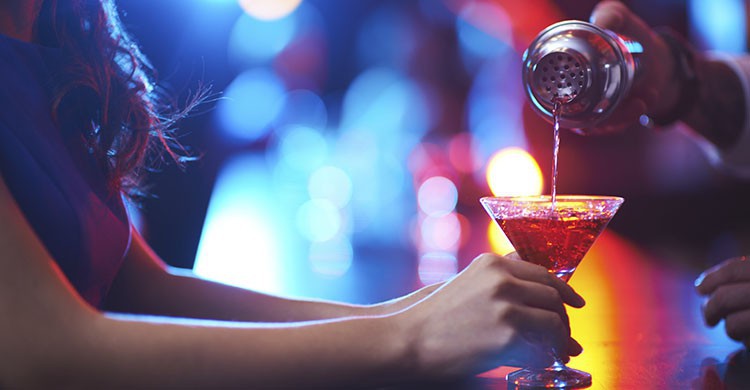Ligar en un bar (iStock)