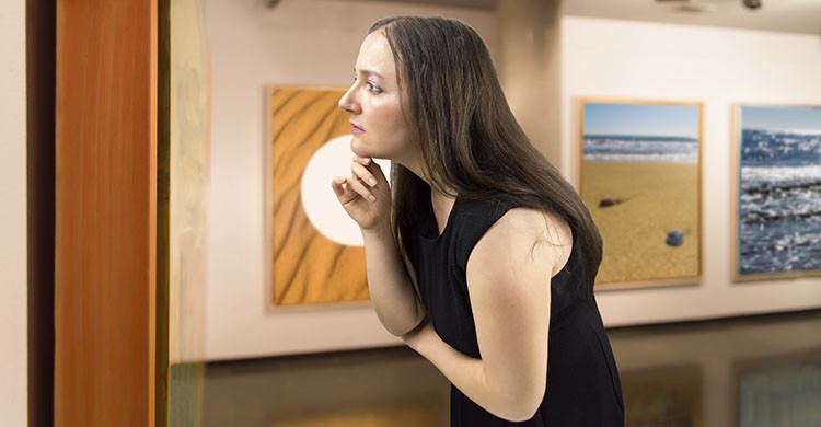 Visitar una exposición (iStock)