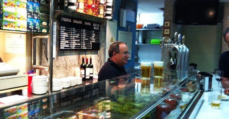 Barra con maestro cervecero. Fide, Facebook