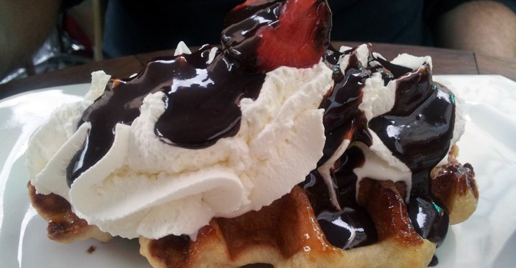Gofre con nata, chocolate y fresa. Fulton Horta, Facebook