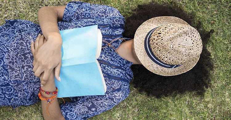 Leer en el parque (iStock)