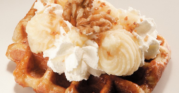 Gofre con nata y nueces. Sweet gaufre