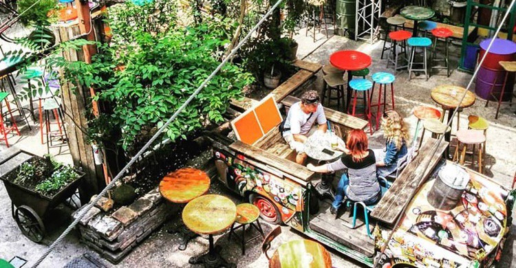 Una de las salas de Szimpla Kert (https://www.facebook.com/szimplakert)