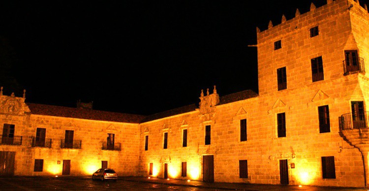 Palacio de Fefiñane de noche. Madebyr.de (Flickr)