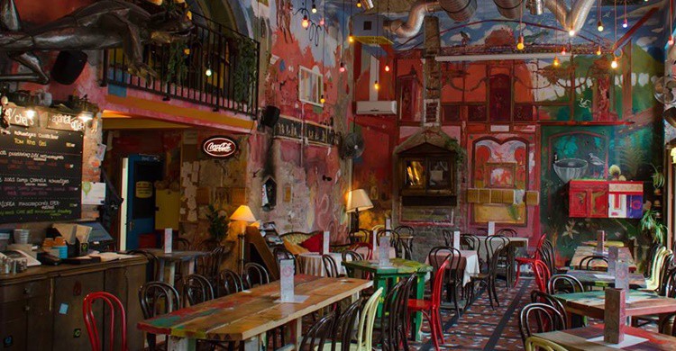 Estancia principal del Puder Bar de Budapest (https://www.facebook.com/puderbar)