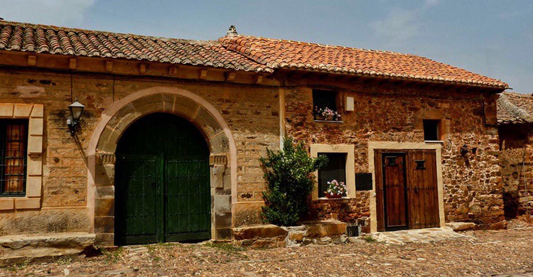Casas y calle típica de Castrillo de los Polvazares. Juantiagues (Flickr)