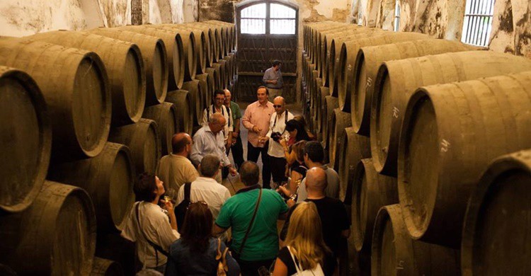 Cata en una de las bodegas de Tío Pepe (www.facebook.com/tiopepe/photos)