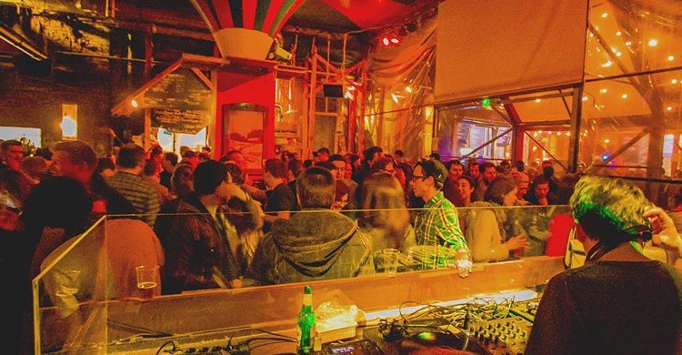 Djs pinchando en Fogas Haz (https://www.facebook.com/fogashaz/?fref=nf)