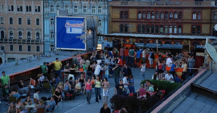 Terraza de verano de Corvintető (https://www.facebook.com/corvin.teto.9)