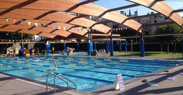 Piscina exterior. CEM Can Caralleu (Facebook)