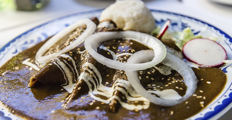 Pollo con mole (iStock)