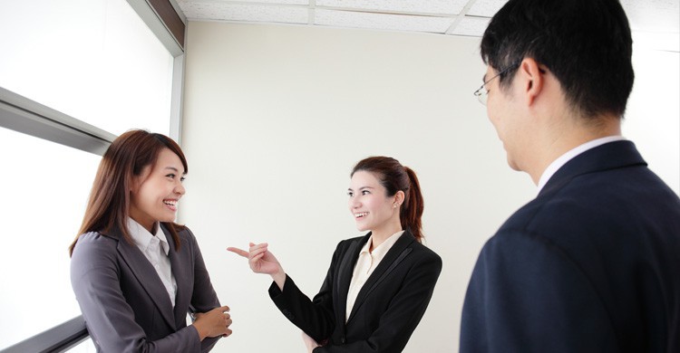 conversación ejecutivas japonesas (Istock)