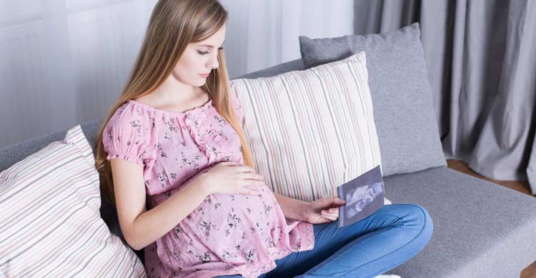 En la República Dominicana colocan una cuchara, un cuchillo y un tenedor debajo de un cojín para predecir el sexo del bebé (iStock)