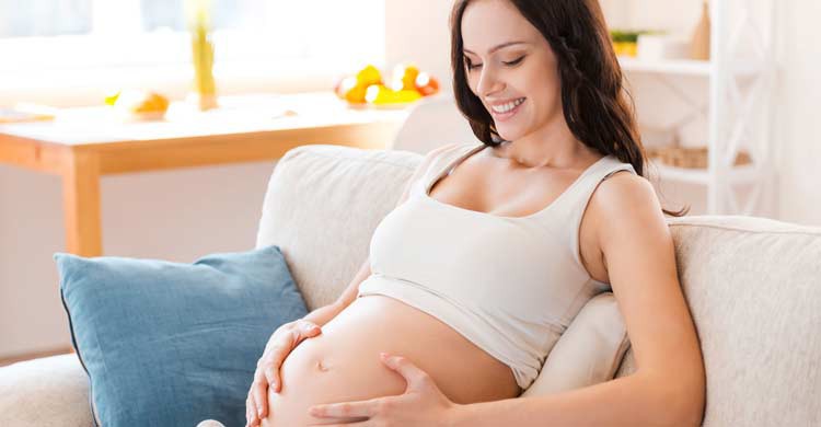 Si el corazón del bebé late a más de 140 pulsaciones por minuto, se supone que es una niña (iStock)