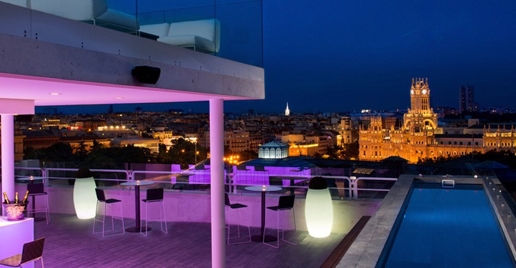 Bar y piscina de noche. NH Madrid Sueca (www.nh-hoteles.es)