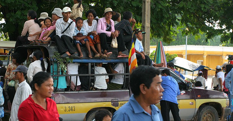Transporte precario en Camboya (iStock)