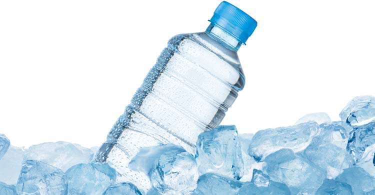 No te olvides de beber agua con frecuencia (iStock)