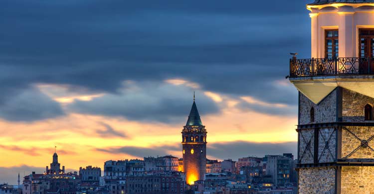 Torre Gálata y Torre de la Doncella en Estambul (iStock)