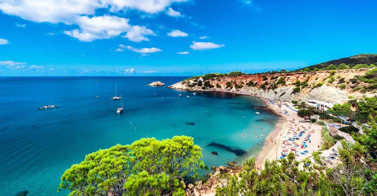 Ibiza, y las Baleares en general, siempre es una opción interesante para programar un viaje (iStock)