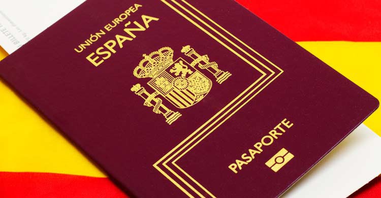 Comprueba que tu pasaporte tiene una validez mínima de seis meses (iStock)