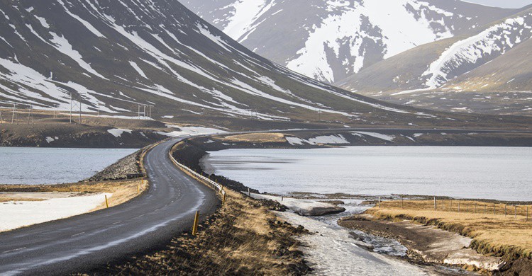 Carretera principal de Islandia, la que rodea el país. Bensekpong (iStock)