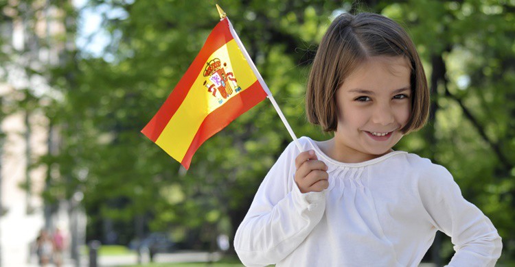 Niña con la bandera de España. Kairos69 (iStock)