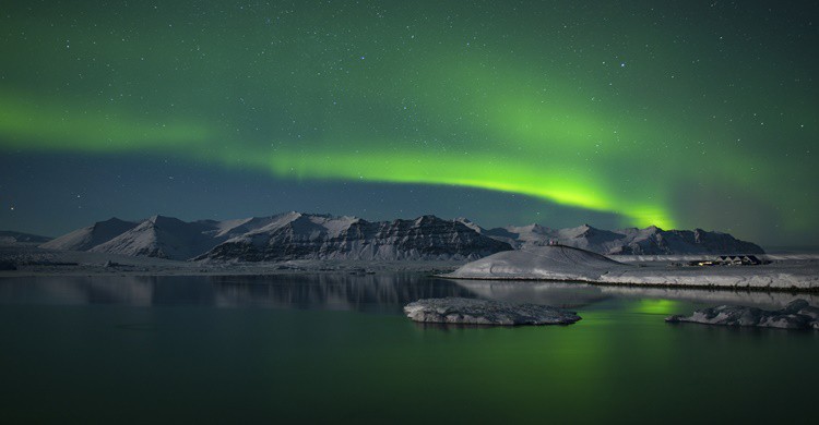 Aurora boreal en Islandia. Dash_med (iStock)