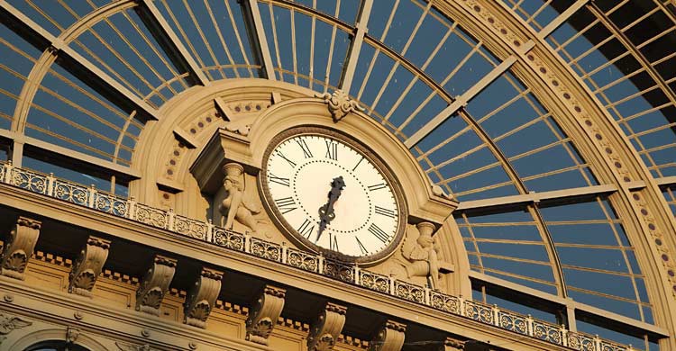 Reloj de la estación de tren de Keleti (iStock)