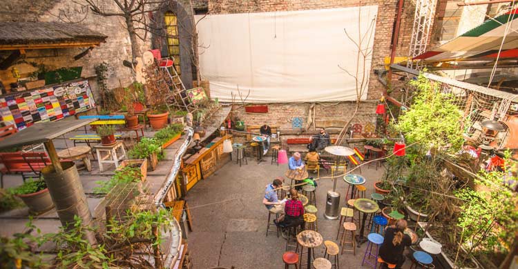 Szimpla Kert, en la calle Kazinczy, uno de los ruin bar de Budapest (iStock)