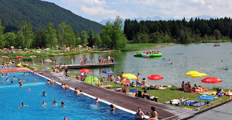 Imagen de uno de los lagos turísticos del Tirol. (http://hotelschoenegg.at)