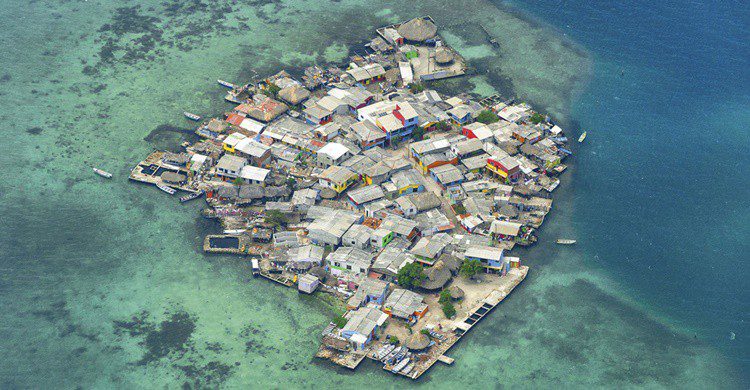 Vista aérea de Santa Cruz del Islote (https://elviajemaslargodelmundodotcom.files.wordpress.com)