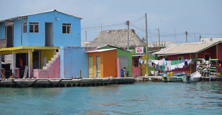 Casas en Santa Cruz del Islote. Uhkabu (https://commons.wikimedia.org)