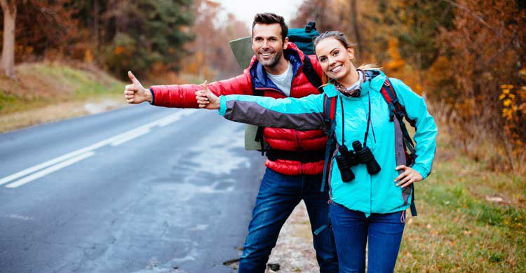 Guarda una distancia prudencial mientras esperas (iStock)