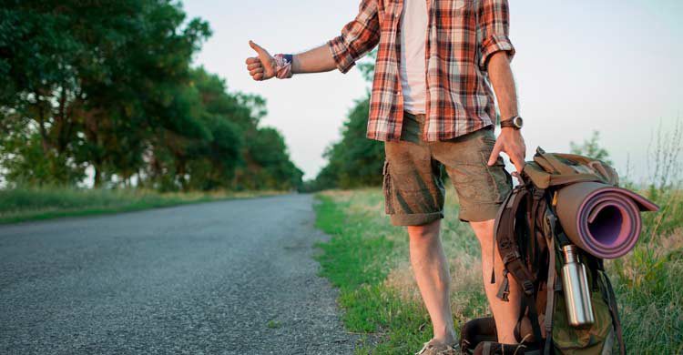 No te sitúes cerca de otras personas que ya estén haciendo autostop (iStock)
