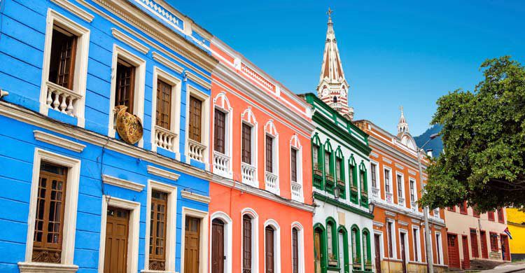 En Bogotá podrás ver coloridas casas coloniales (iStock)