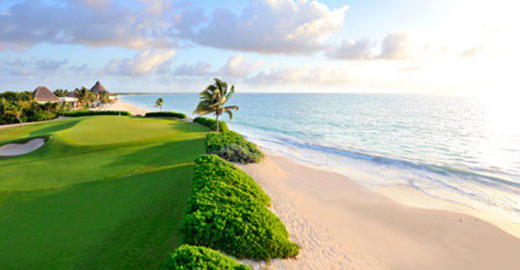 El green, junto a la playa en el Camaleón Mayakoba (http://www.mayakobagolf.com)