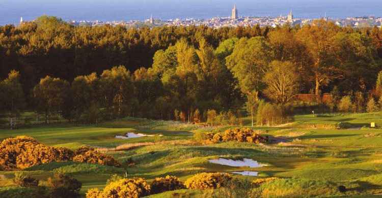Old Course de St. Andrews y al fondo, el pueblo de St. Andrews (http://www.oldcoursehotel.co.uk/golf)